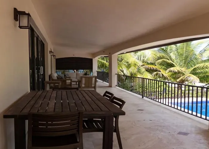 Beachfront With Long Private Pier And Pool Сasa de vacaciones