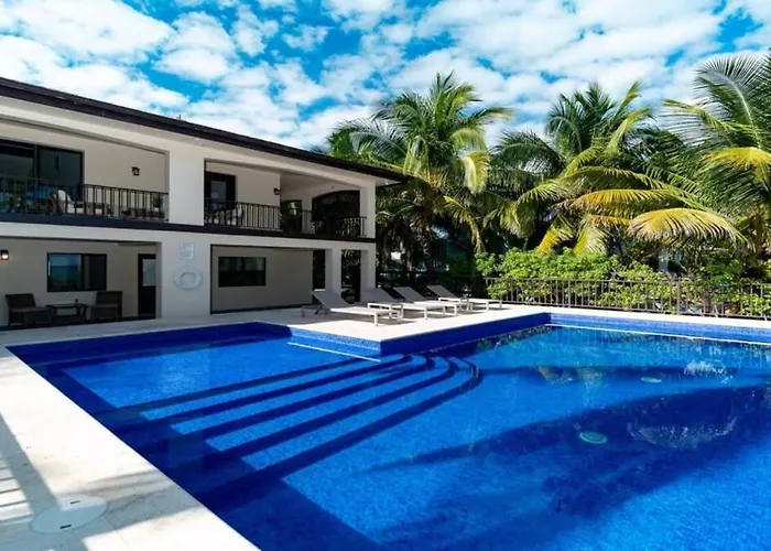 Beachfront With Long Private Pier And Pool Сasa de vacaciones