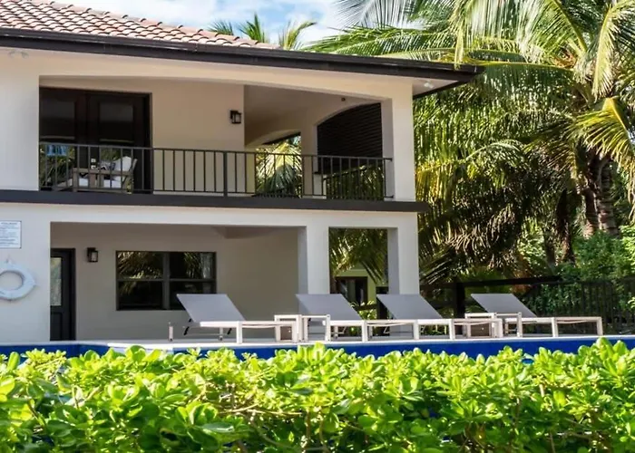Сasa de vacaciones Beachfront With Long Private Pier And Pool