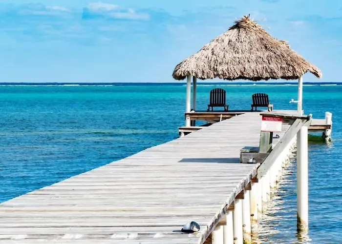 Beachfront With Long Private Pier And Pool Сasa de vacaciones San Pedro (Ambergris Caye)