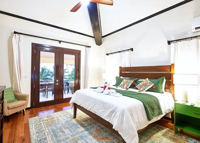 Beachfront With Long Private Pier And Pool Сasa de vacaciones