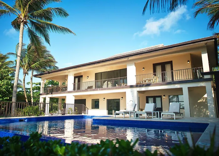 Beachfront With Long Private Pier And Pool Сasa de vacaciones