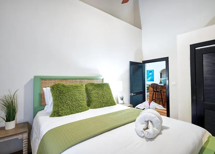 Beachfront With Long Private Pier And Pool Сasa de vacaciones *