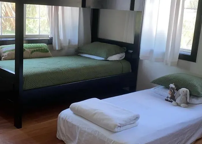 Beachfront With Long Private Pier And Pool Сasa de vacaciones